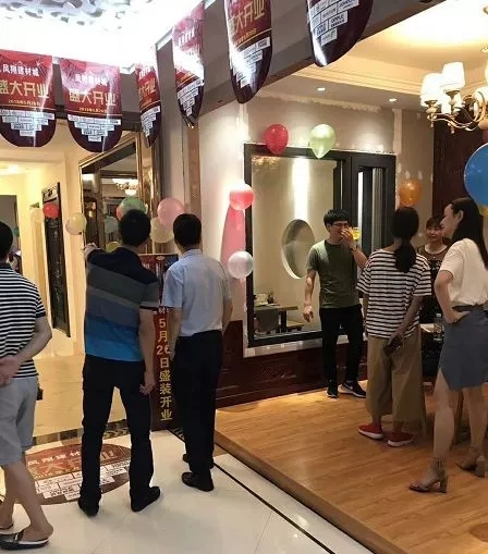 4 業(yè)主絡(luò)繹不絕選購(gòu)產(chǎn)品.jpg