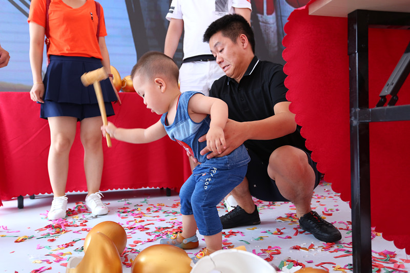 業(yè)主砸金蛋中大獎(jiǎng)_副本.jpg