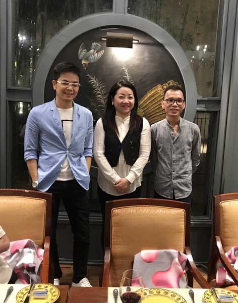12 超盈文化執(zhí)行總裁江陽(yáng)(中)與大唐合盛品牌市場(chǎng)中心總經(jīng)理符竣雄(右)覃思(左)在晚宴現(xiàn)場(chǎng)合影.jpg
