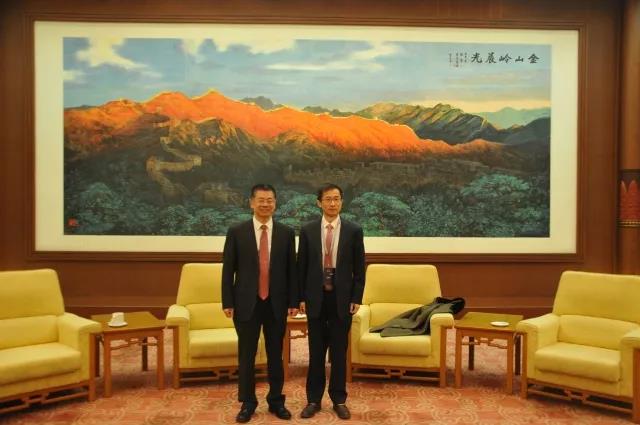 佛山中國(guó)陶瓷城集團(tuán)執(zhí)行董事兼總裁周軍先生(右)與中國(guó)建筑材料流通協(xié)會(huì)第六屆理事會(huì)會(huì)長(zhǎng)秦占學(xué)先生(左)合影留念.jpg