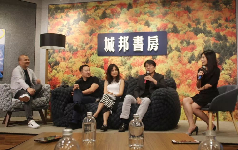 7臺灣漂亮家居總編張麗寶(右1)主持此次交流會及N°39新品發(fā)布活動.webp.jpg